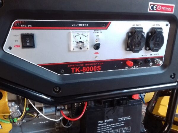 detalle del panel de la Generador bencinero monofásico Toyaki TK 8000S 6.500 watts