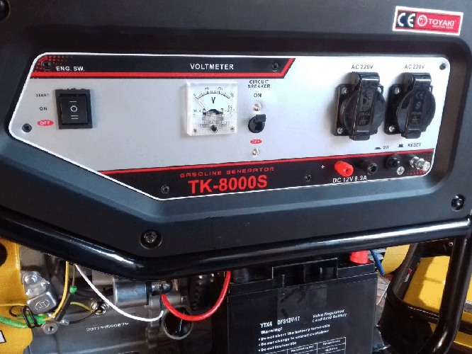 detalle del panel de la Generador bencinero monofásico Toyaki TK 8000S 6.500 watts