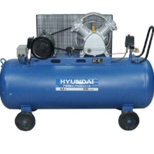 Compresor Trifásico 5,5 HP 300 litros HYUNDAI con fondo blanco vista de frente