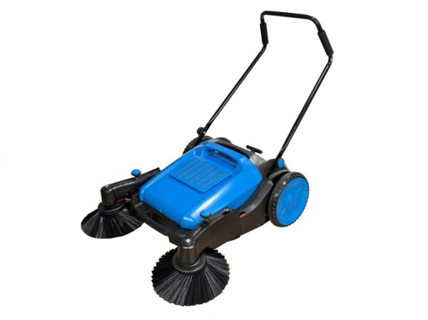 Barredora manual hombre caminando
